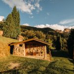 Преимущества клееного бруса для строительства домов и бань