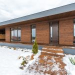 Преимущества клееного бруса для строительства домов и бань